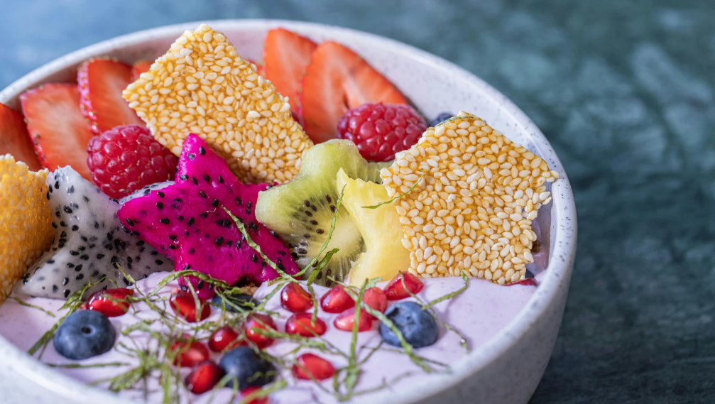 Low-calorie smoothie for weight loss with spinach, strawberries, and blueberries