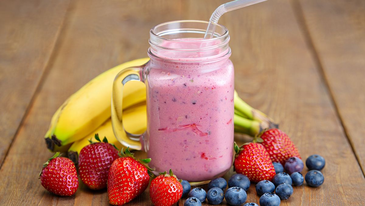 Healthy Strawberry Banana Smoothie with no sugar made at home