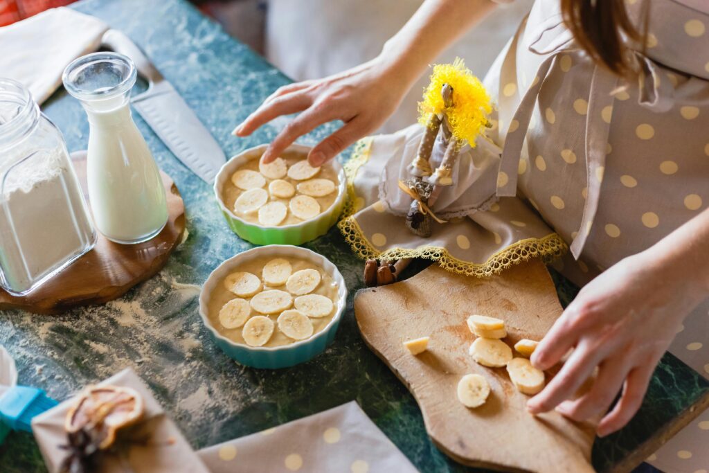 Preparing banana smoothie without milk ingredients
